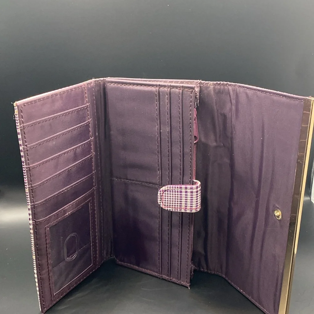 Super cute ladies wallet. All zippers and closures work as they should. - Picture 3 of 12